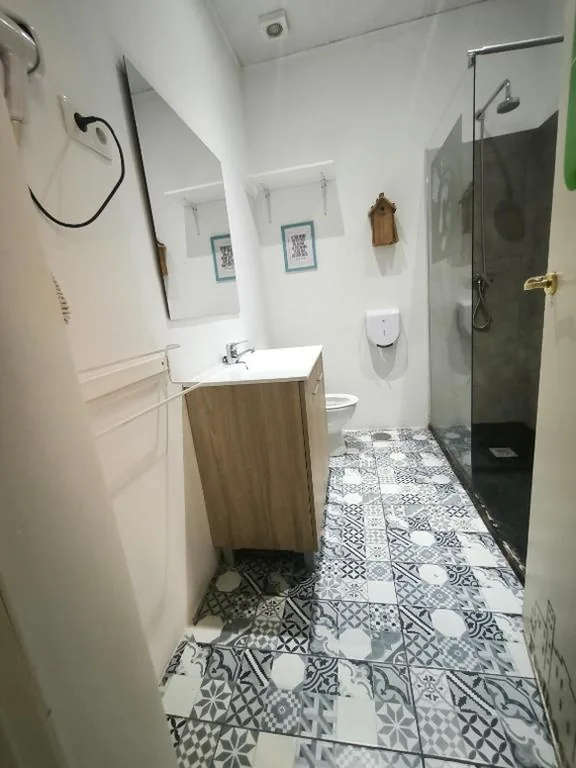 Camera doppia con balcone e bagno in comune - 2 letti — Feel Hostels Soho Malaga