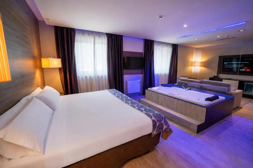 Suite con bañera de hidromasaje - Syrah — Felix Hotel