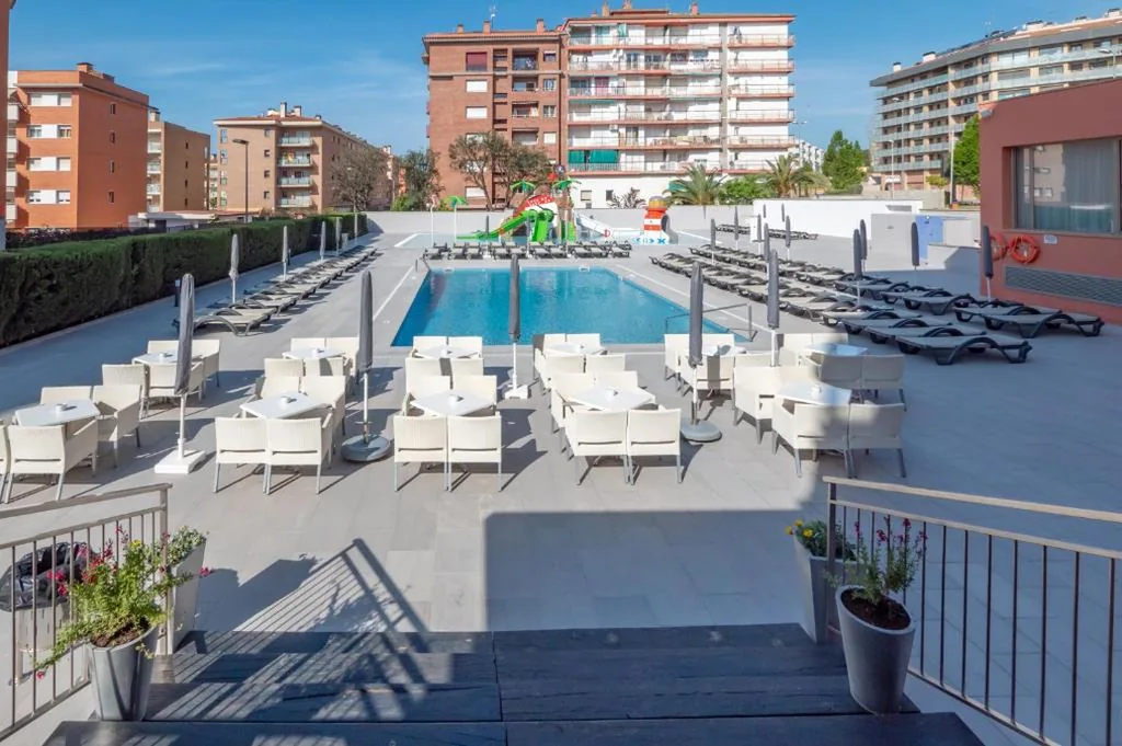 Camera doppia con vista sulla piscina - 1 o 2 letti — Fenals Garden