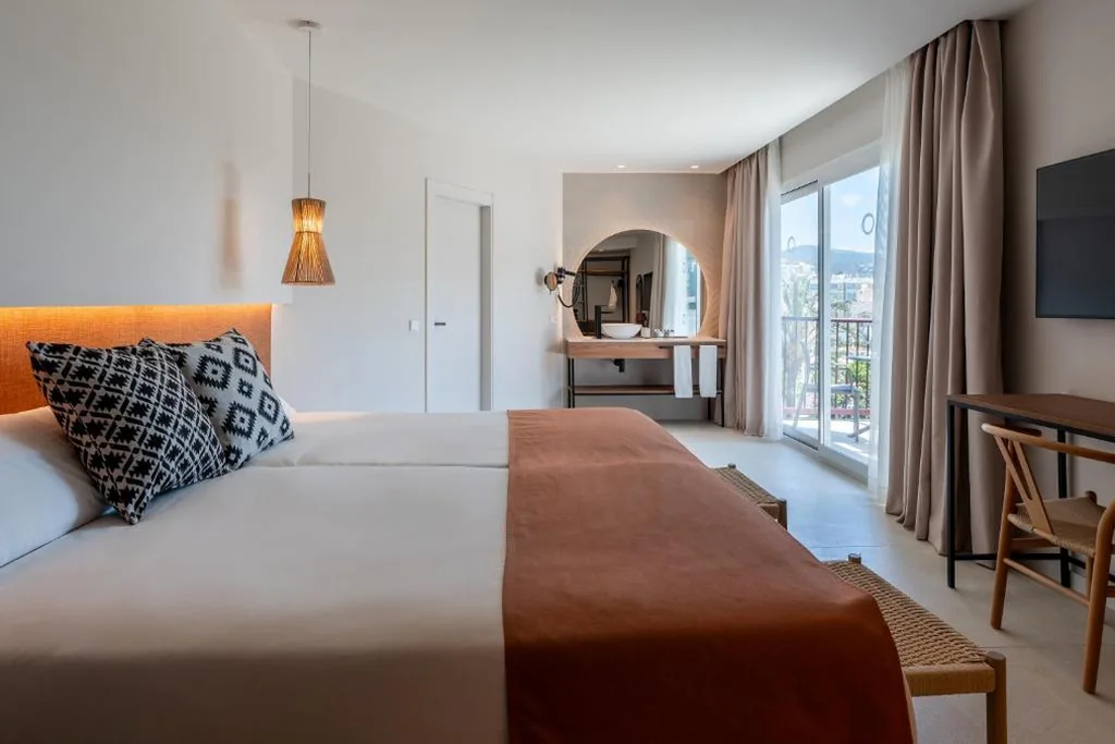 Double Room with Pool View - Magnus — FERGUS Bermudas