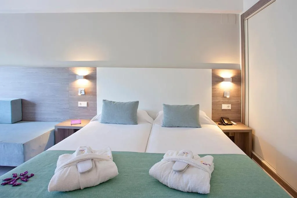 Double Room - 1 or 2 Beds — FERGUS Bermudas