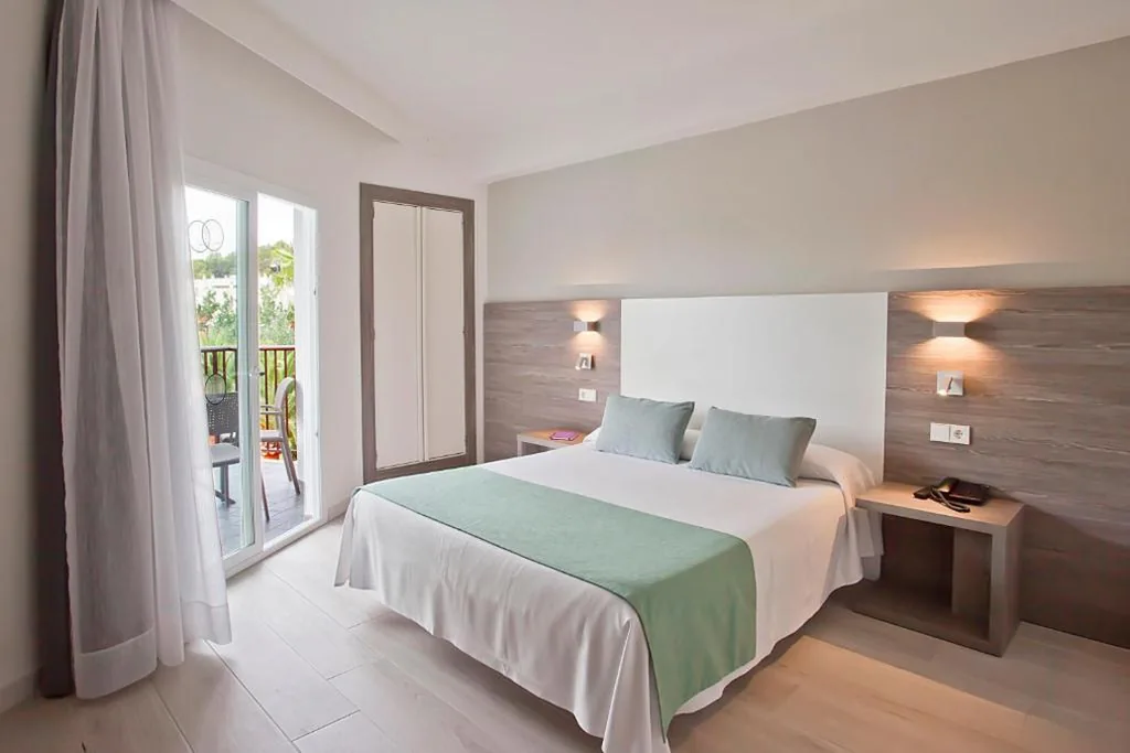 Double Room with Pool View (2 Adults) — FERGUS Bermudas