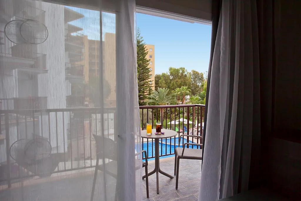 Junior Suite with Pool View — FERGUS Bermudas