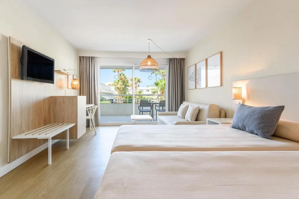 Habitación Doble con vistas a la piscina — FERGUS Club Palmanova Park
