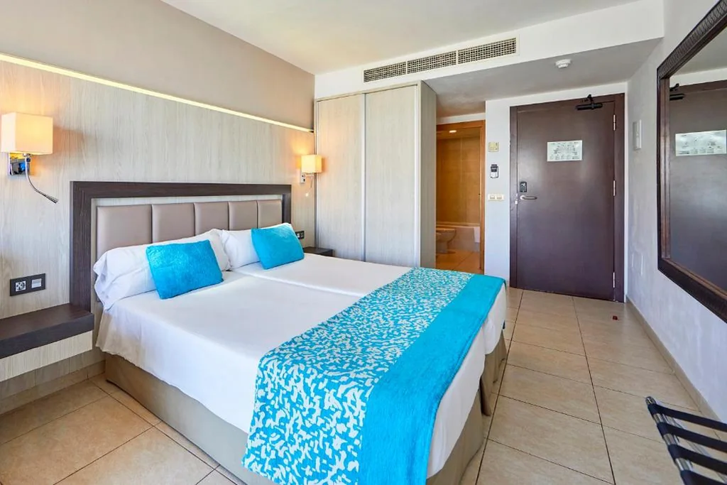 Habitación Doble Económica — FERGUS Style Bahamas