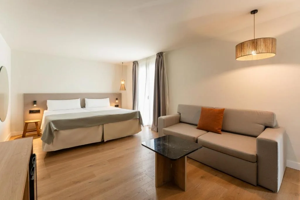 Habitación Doble con vistas laterales al mar — FERGUS Style Palma Beach