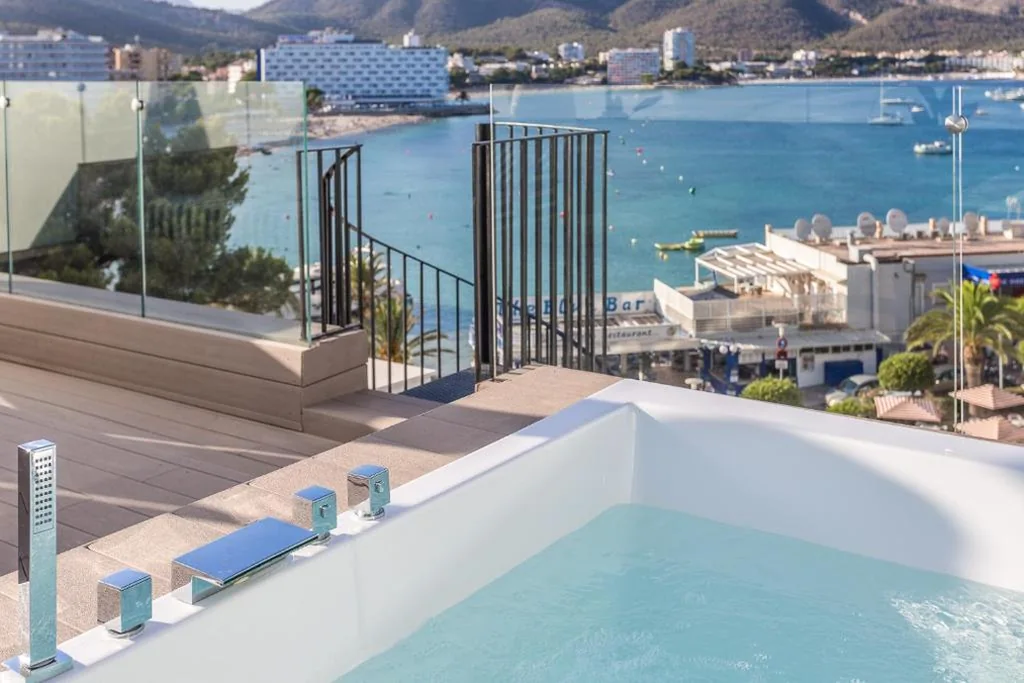 Superior-Doppelzimmer mit Meerblick und privater Terrasse mit Whirlpool — FERGUS Style Tobago - Adults Only