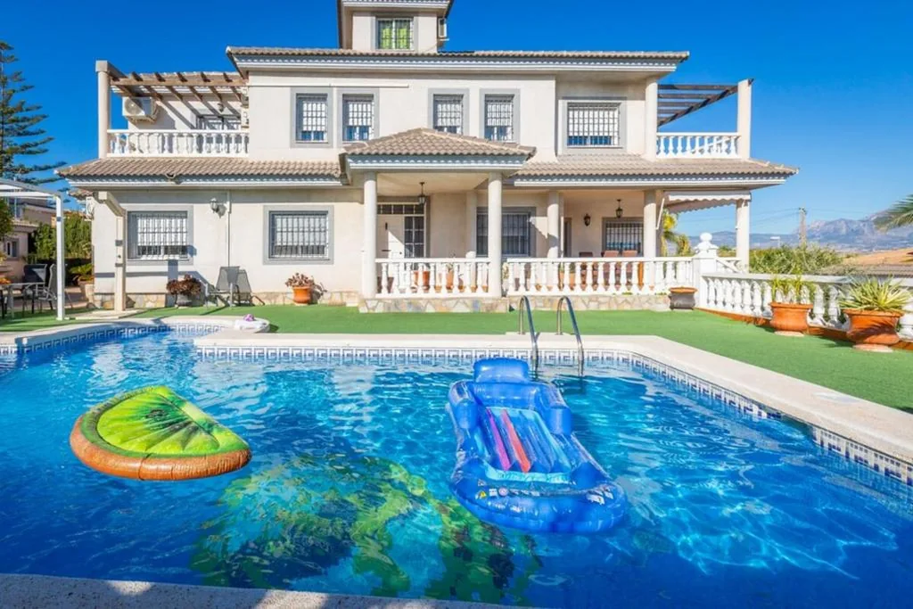 Villa — Fidalsa White House Complex