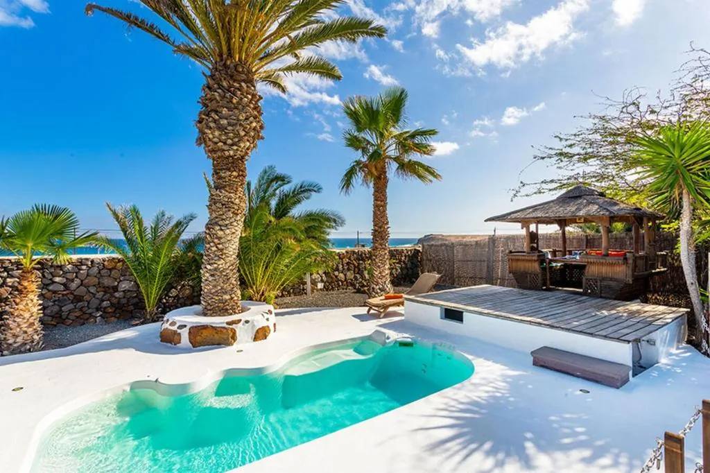 Casa de 3 dormitorios — Finca De Arrieta Village - Yurts and Stone Cottages - Shared Pool - Walking distance to Arrieta Beach - Off Grid