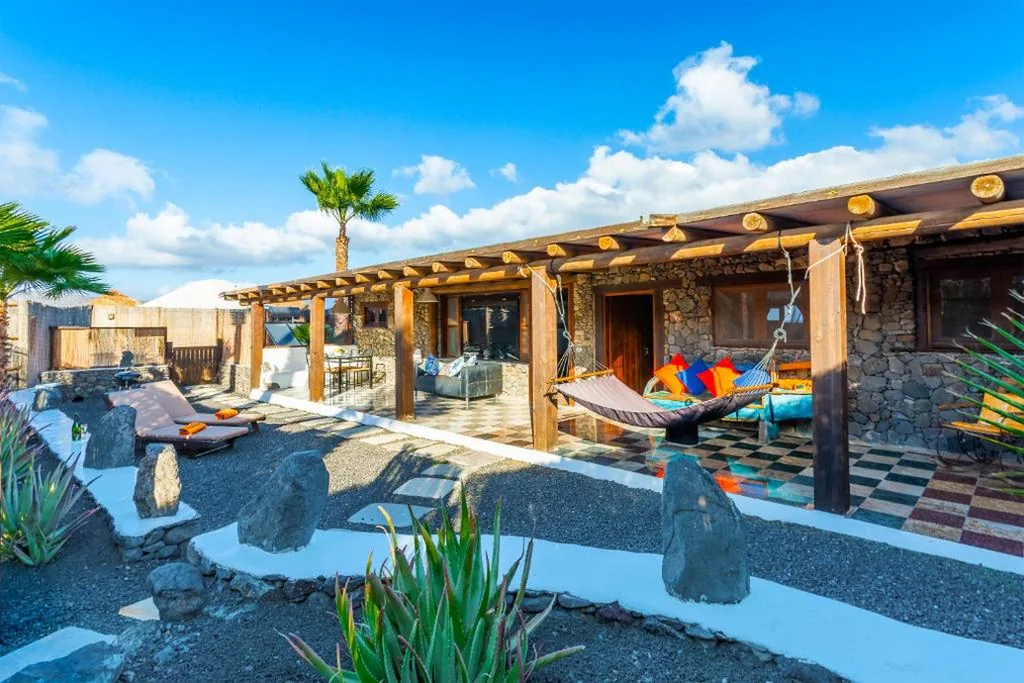 Granero de 2 dormitorios — Finca De Arrieta Village - Yurts and Stone Cottages - Shared Pool - Walking distance to Arrieta Beach - Off Grid