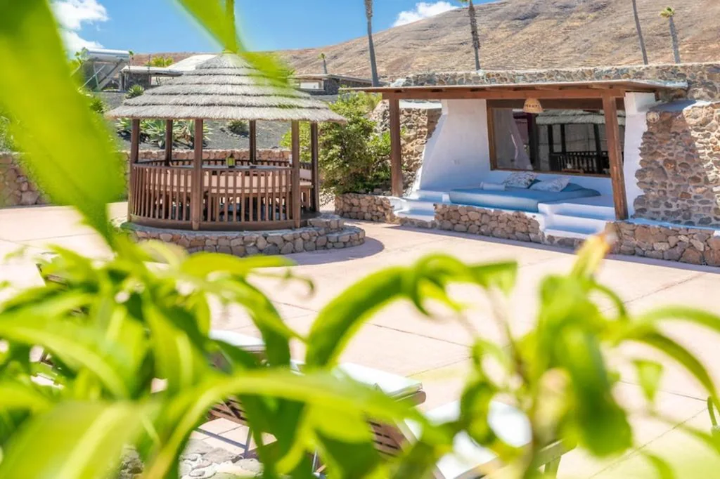Villa de 2 dormitorios — Finca De Arrieta Village - Yurts and Stone Cottages - Shared Pool - Walking distance to Arrieta Beach - Off Grid