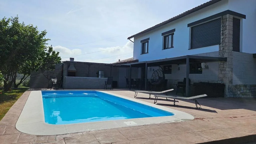 Villa — FINCA EL BRUXU, Villa de Lujo en Gijón, Piscina Climatizada