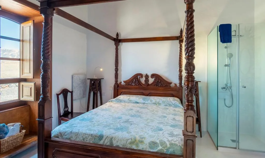 Zimmer mit extragroßem Doppelbett. — Finca Isolina Hotel Boutique - Adults Recommended