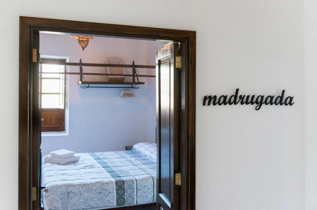 Zimmer mit extragroßem Doppelbett und Bergblick — Finca Isolina Hotel Boutique - Adults Recommended