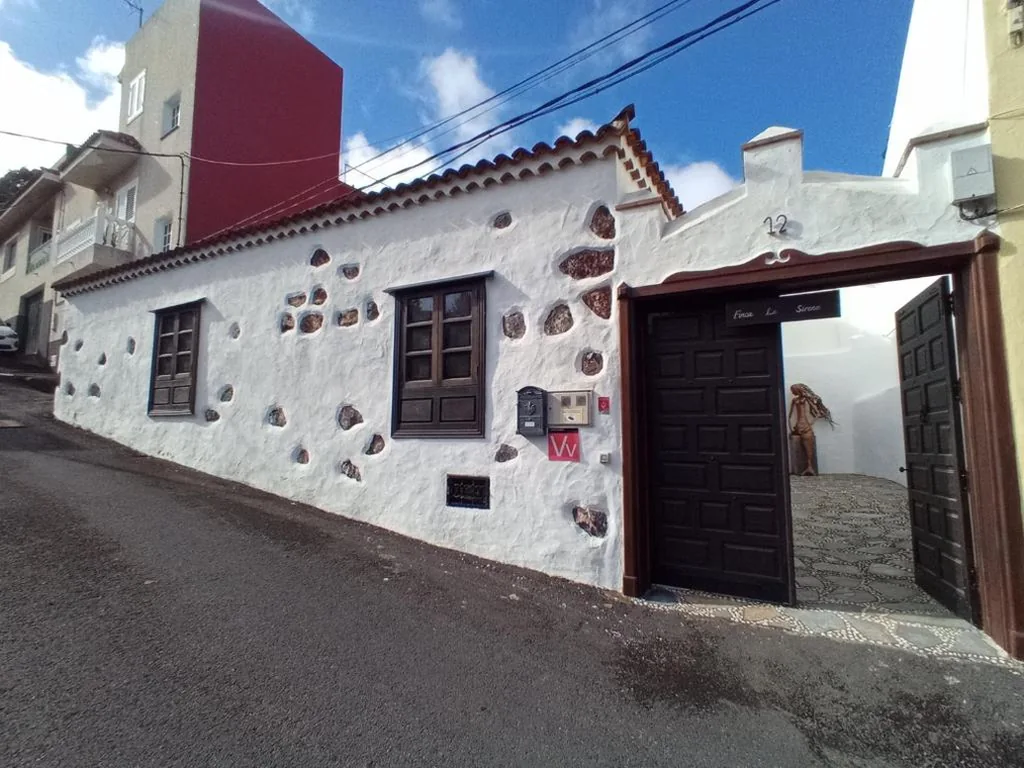 Estudio con cama extragrande y sofá cama — Finca La Sirena Habitaciónes