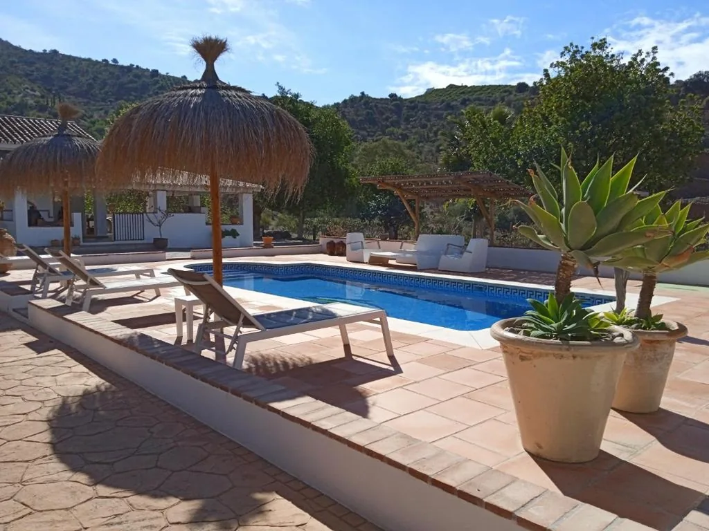 Quarto com cama extragrande e vistas para a piscina — Finca Las Hierbas B&B