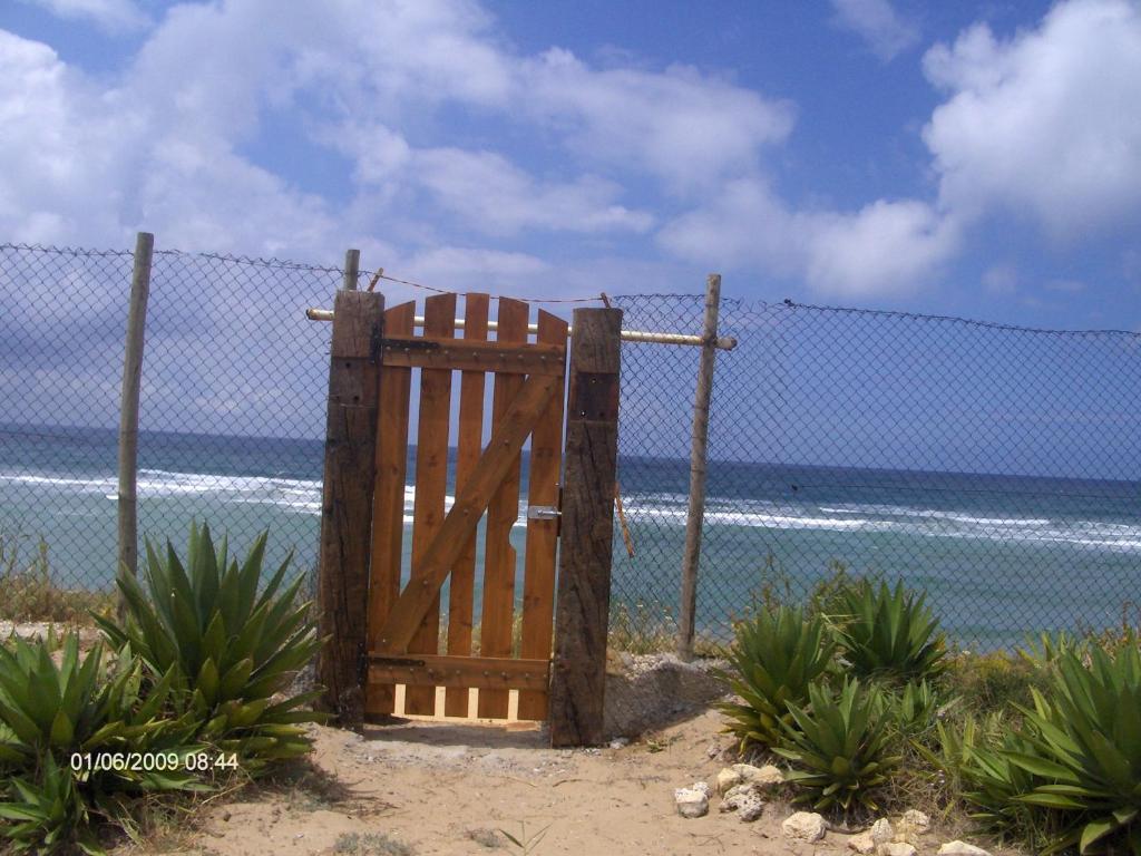 Finca Malyma with 2 villas and 1 apartment, beach front 10,000m2 botanic garden