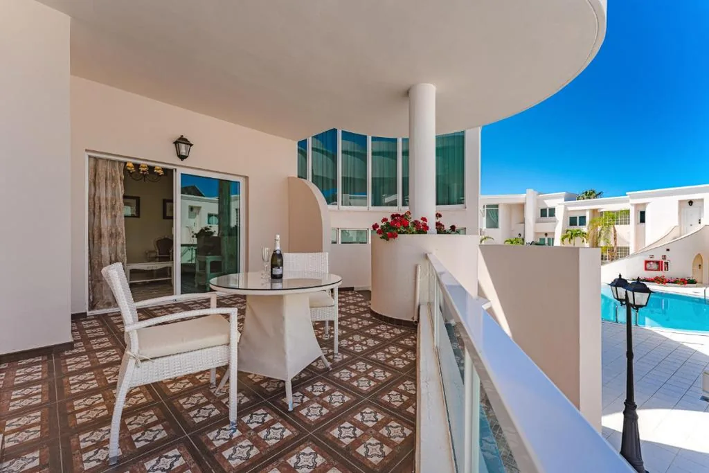 Suite com 1 quarto (2 adultos) — Flamingo Suites Boutique Hotel