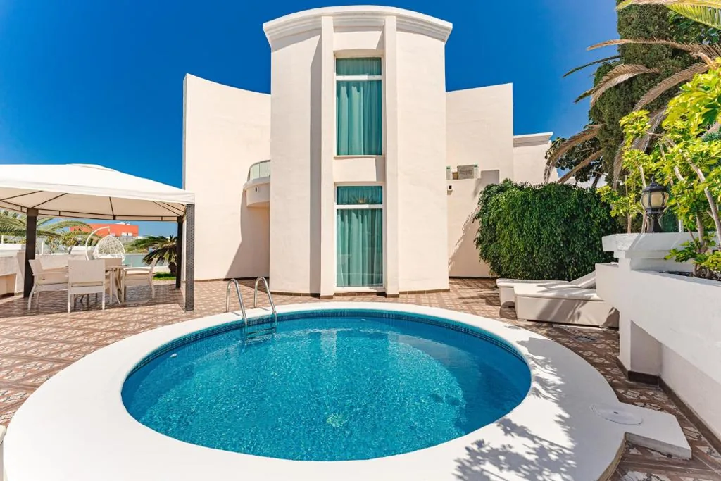 Suite Deluxe com piscina privada (4 adultos) — Flamingo Suites Boutique Hotel