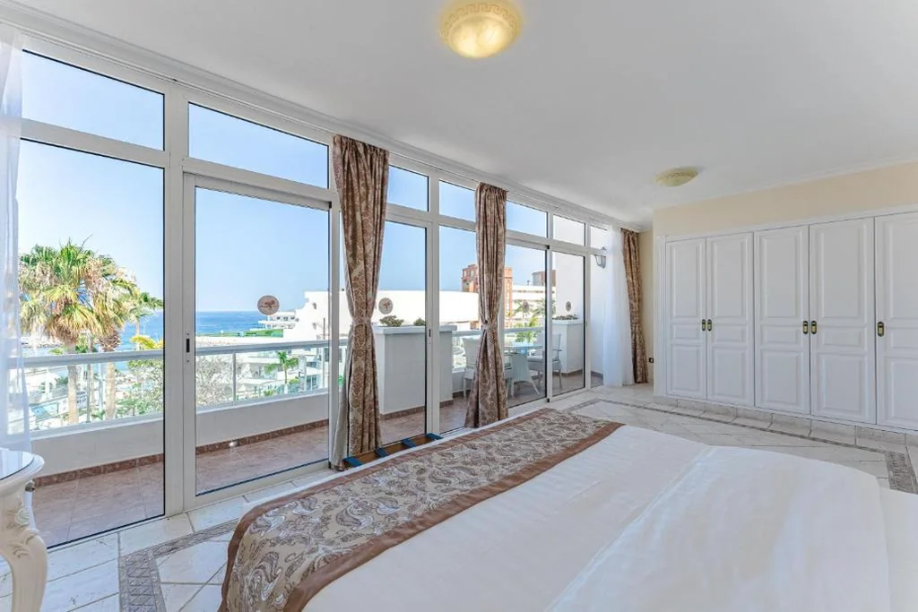 Suite Real com vista mar e jacuzzi (4 adultos) — Flamingo Suites Boutique Hotel