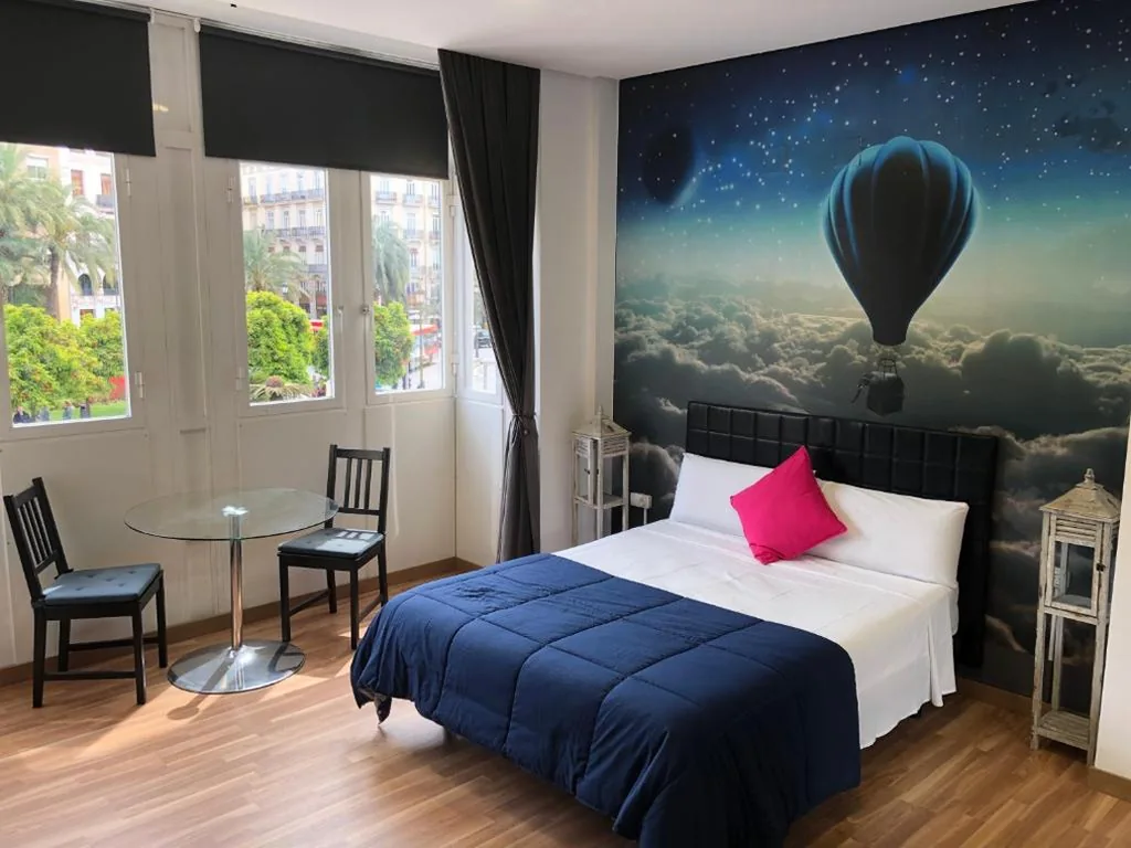 Zimmer mit großem Bett und Aussicht — Flats Friends Plaza de la Reina