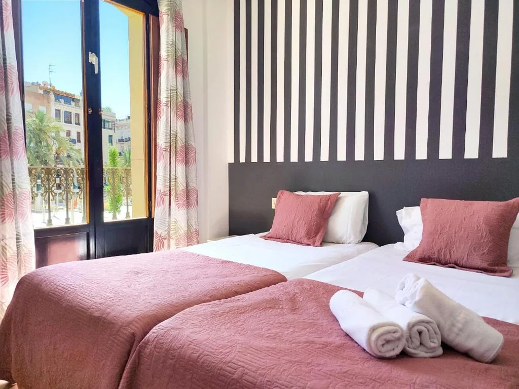 Doppelzimmer mit Aussicht - 2 Betten — Flats Friends Plaza de la Reina