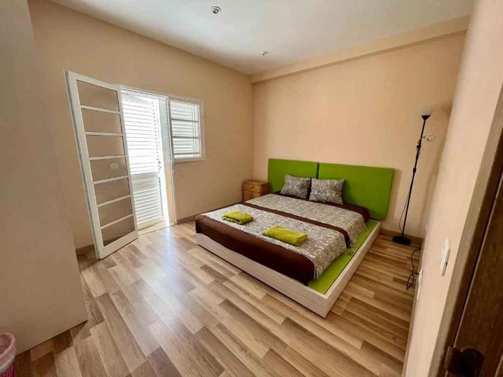 Kamer met groot bed en balkon — "Flora B&B "- Rooms in Privat Home Habitaciones en una casa privada