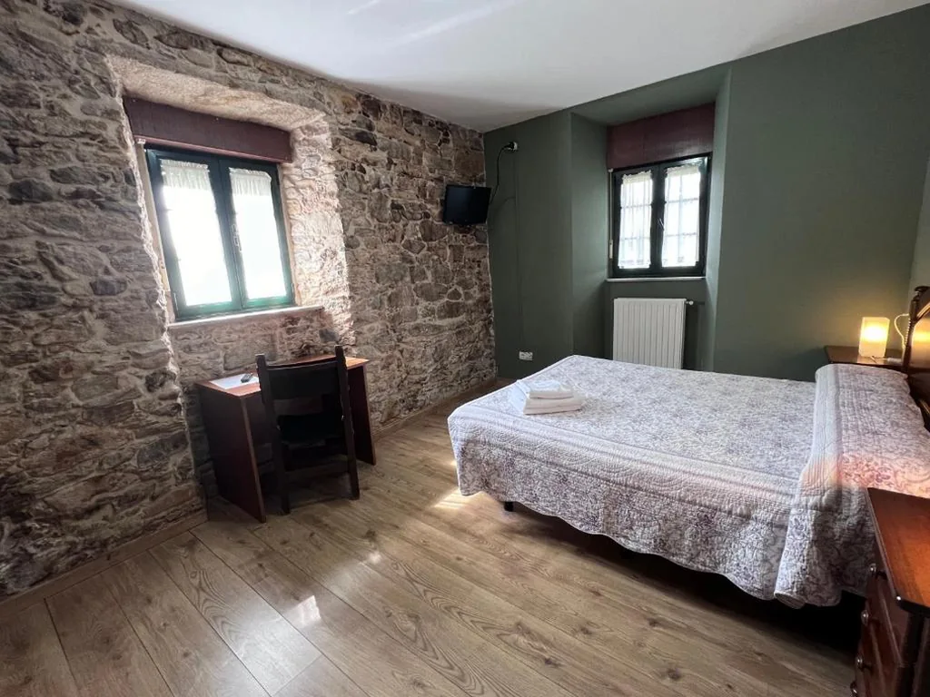 Kamer met tweepersoonsbed en uitzicht op de tuin — Fogar dos Antigos
