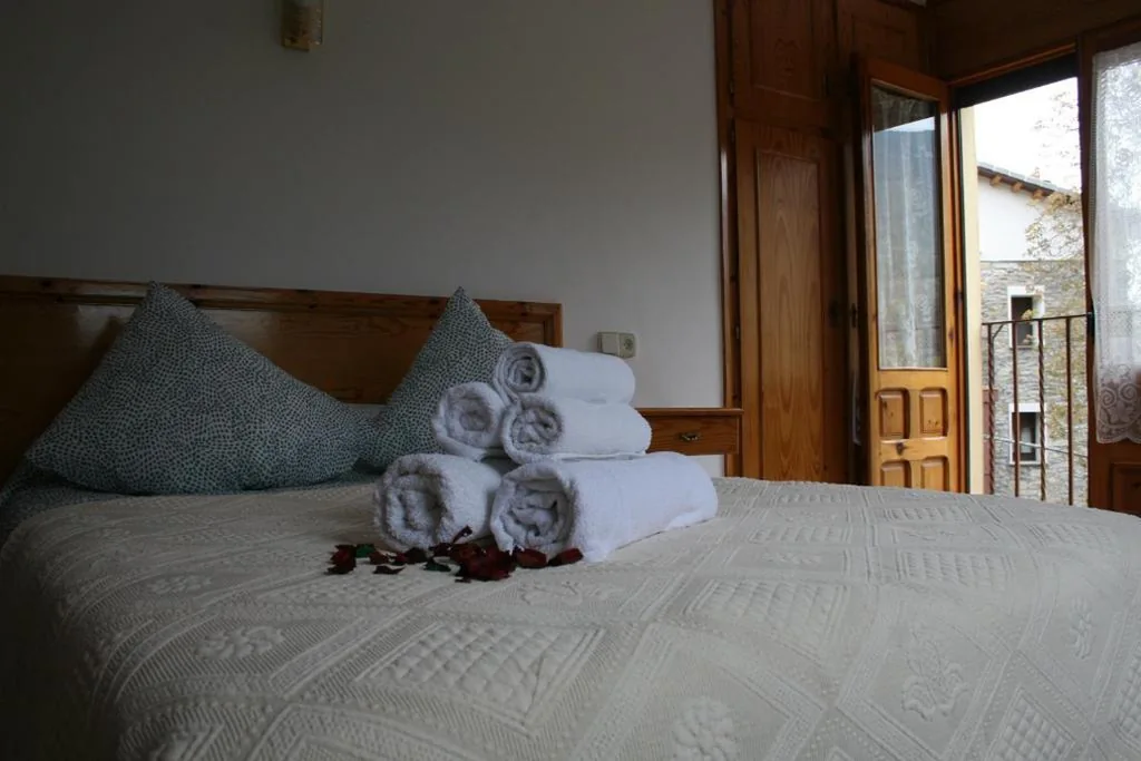 Habitación Triple con vistas a la montaña — Fonda Naval