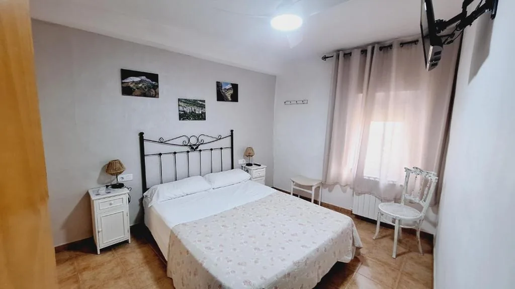 Habitación con cama grande — Fonda Toldra
