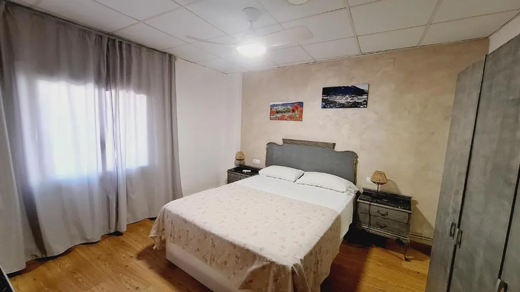 Habitación Cuádruple Básica (2 adultos + 2 niños) — Fonda Toldra