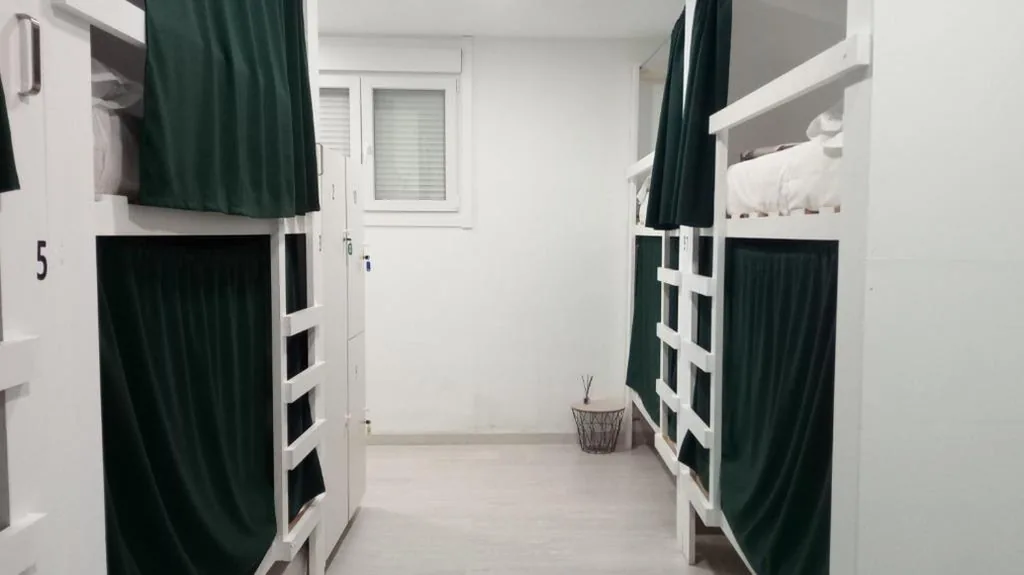 Litera en habitación compartida mixta — Fonte dos aloques