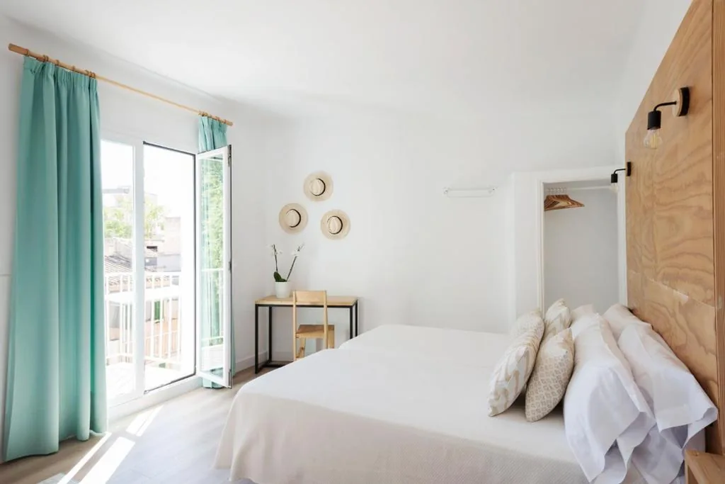 Habitación Doble con balcón - 2 camas — Forenna Hostel
