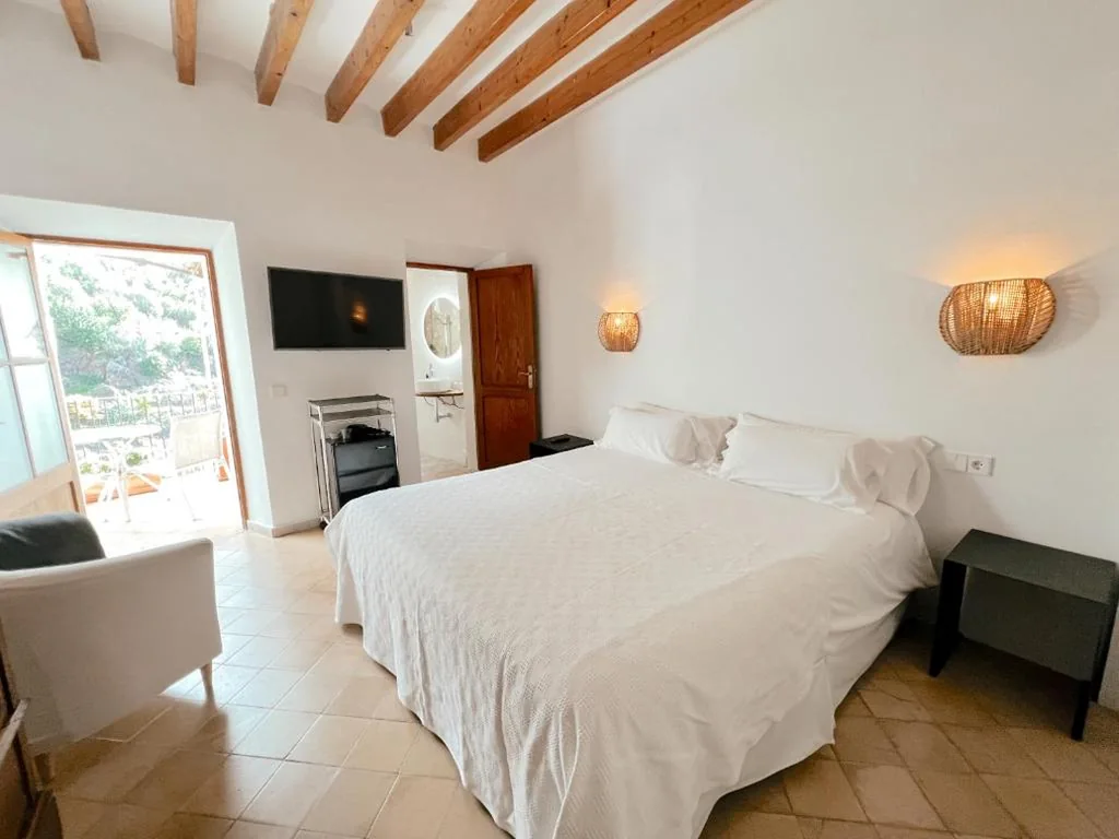 Habitación Doble con terraza — Fornalutx Petit Hotel - Bed & Breakfast