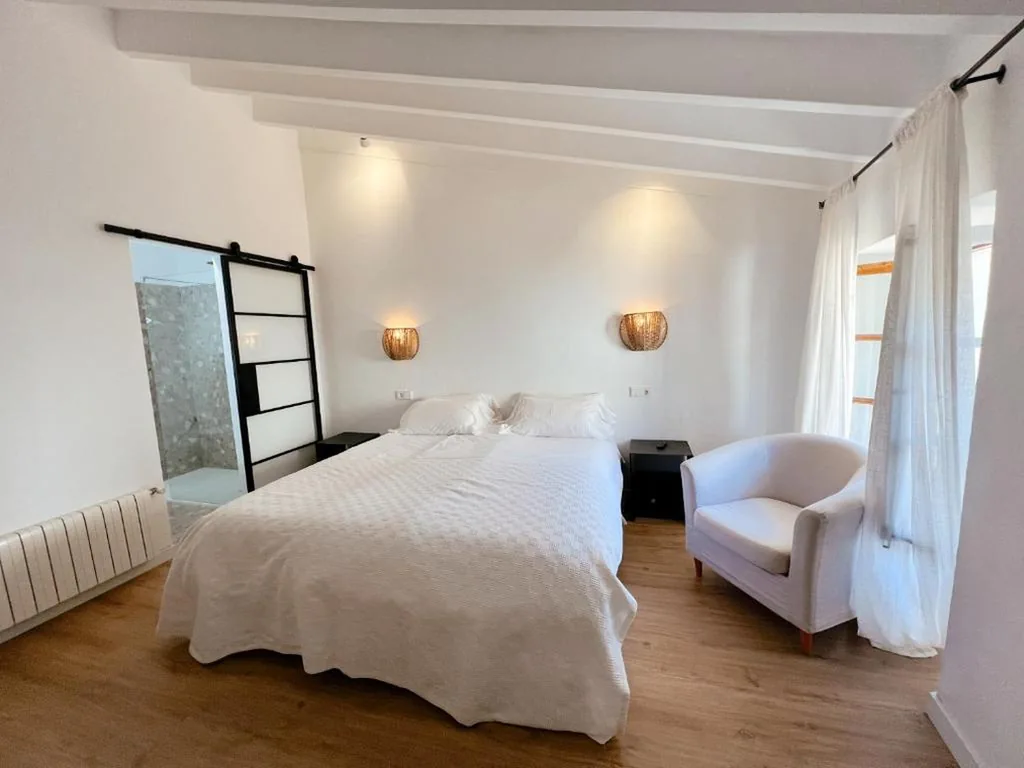 Habitación Doble con vistas a la ciudad — Fornalutx Petit Hotel - Bed & Breakfast