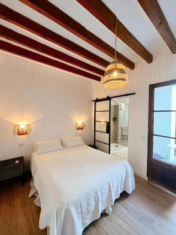Habitación Doble con vistas a la piscina — Fornalutx Petit Hotel - Bed & Breakfast