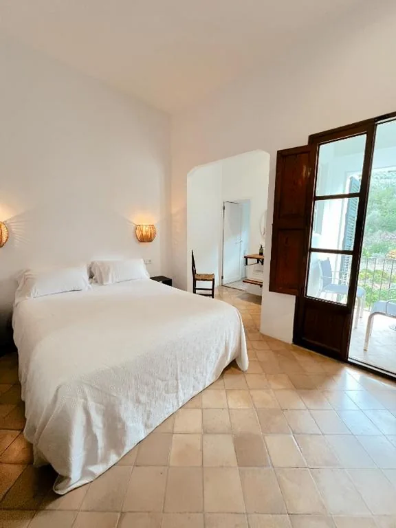 Habitación Doble Deluxe con balcón — Fornalutx Petit Hotel - Bed & Breakfast