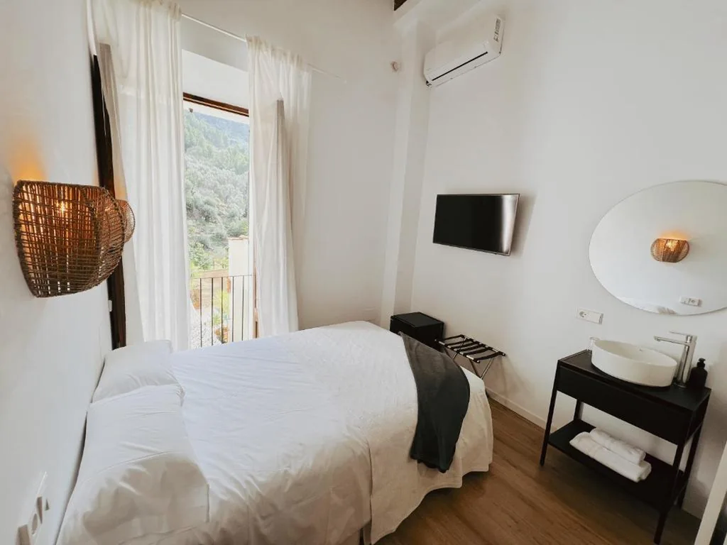 Habitación Doble Pequeña — Fornalutx Petit Hotel - Bed & Breakfast