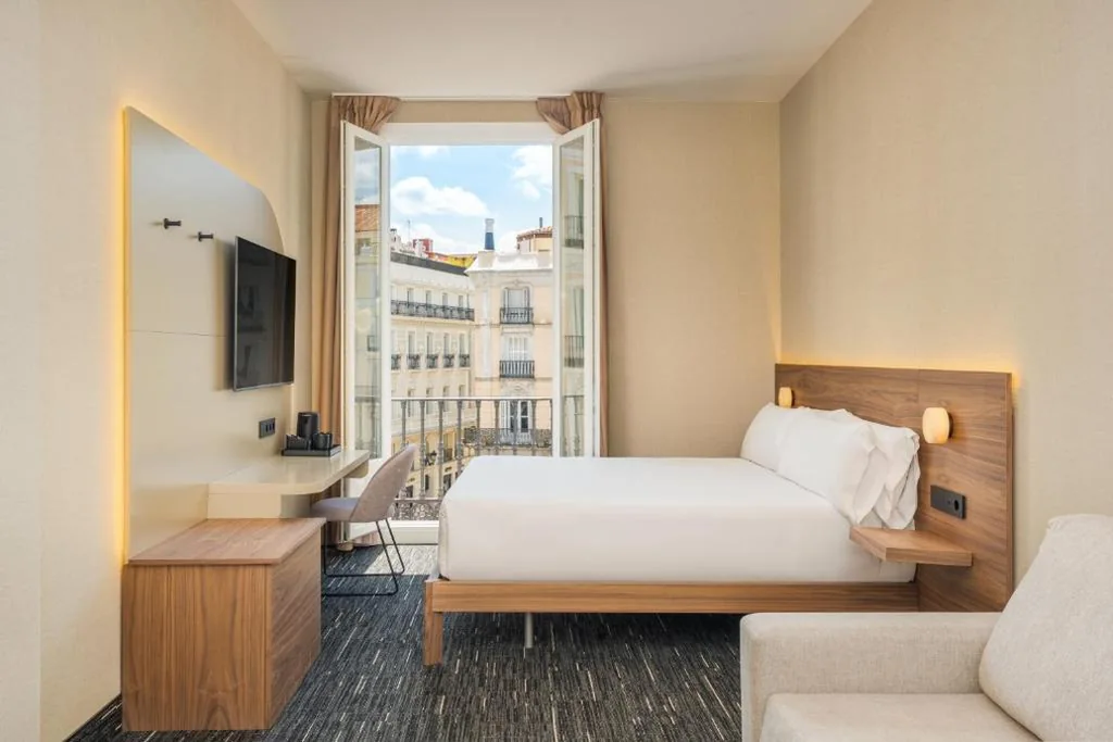 Camera familiare con balcone — FORTINN Puerta del Sol