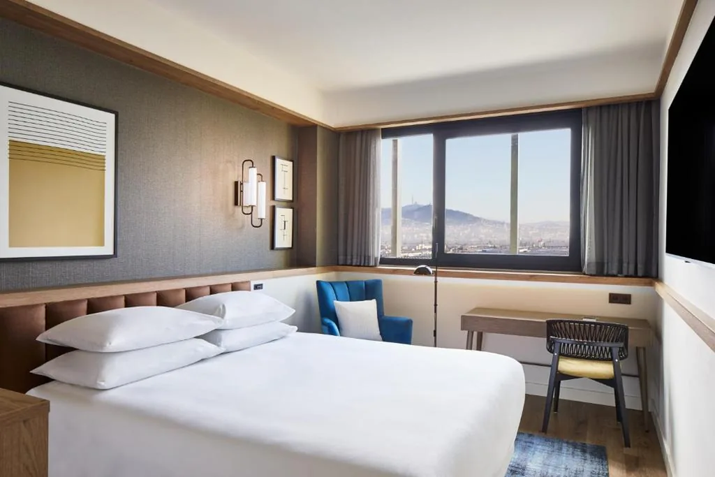 Zimmer mit extragroßem Doppelbett und Stadtblick — Four Points by Sheraton Barcelona Airport