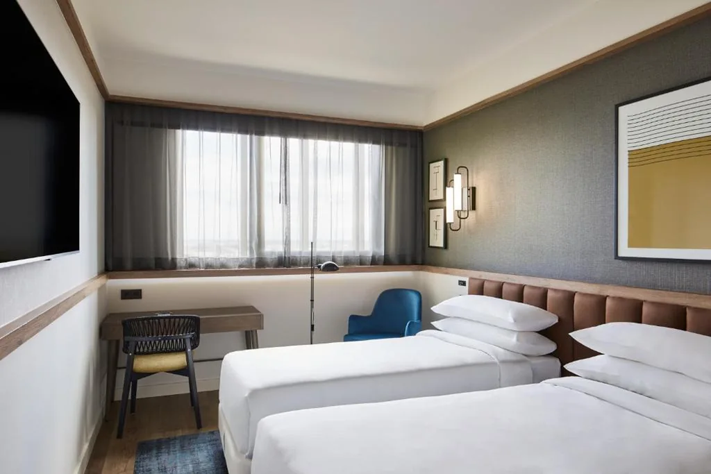 Doppelzimmer mit 2 Betten — Four Points by Sheraton Barcelona Airport