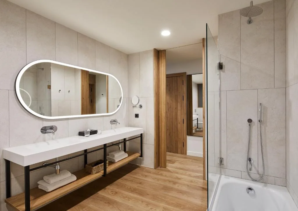 Superior-Zimmer mit Schlafsofa und Stadtblick – extragroßes Doppelbett — Four Points by Sheraton Barcelona Airport