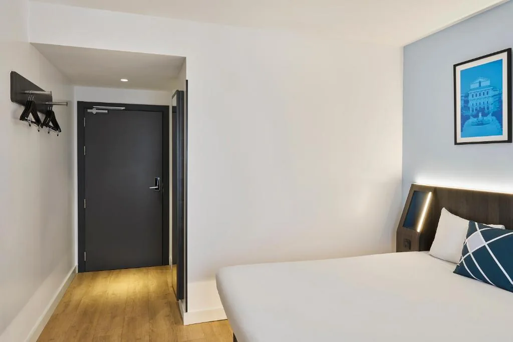 Habitación Estándar con cama grande, terraza y vistas a la ciudad — Four Points Flex by Sheraton Madrid Atocha