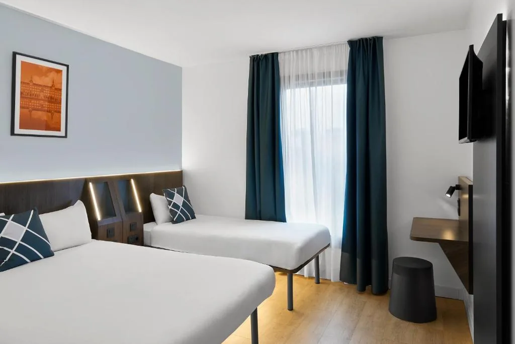 Habitación Triple Estándar — Four Points Flex by Sheraton Madrid Atocha