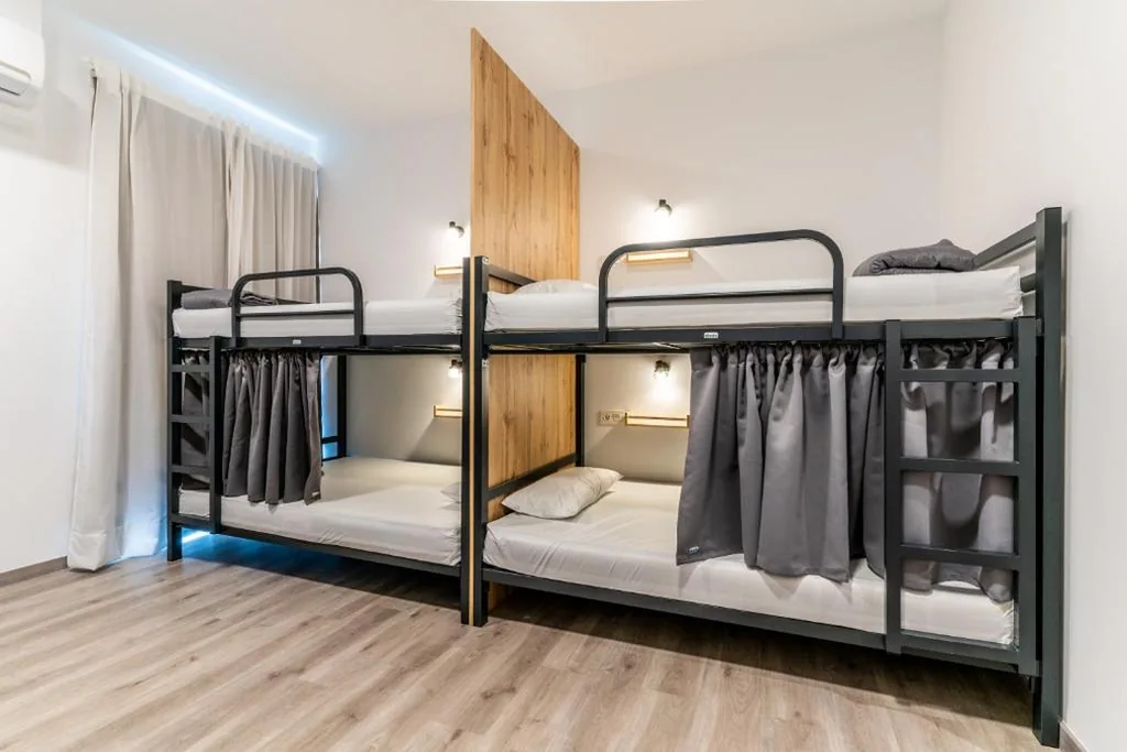 Cama en habitación compartida mixta de 8 camas — Four Rooms Hostel