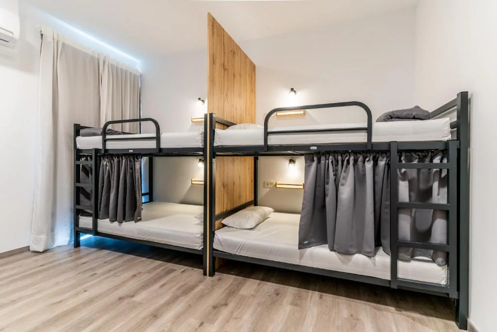 Cama en habitación compartida mixta de 8 camas — Four Rooms Hostel