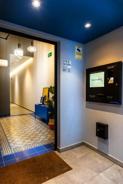 Habitación Doble Deluxe con ducha — Four Rooms Hostel