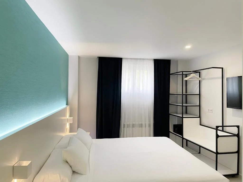 Habitación Estándar - Cama extragrande — Four Rooms