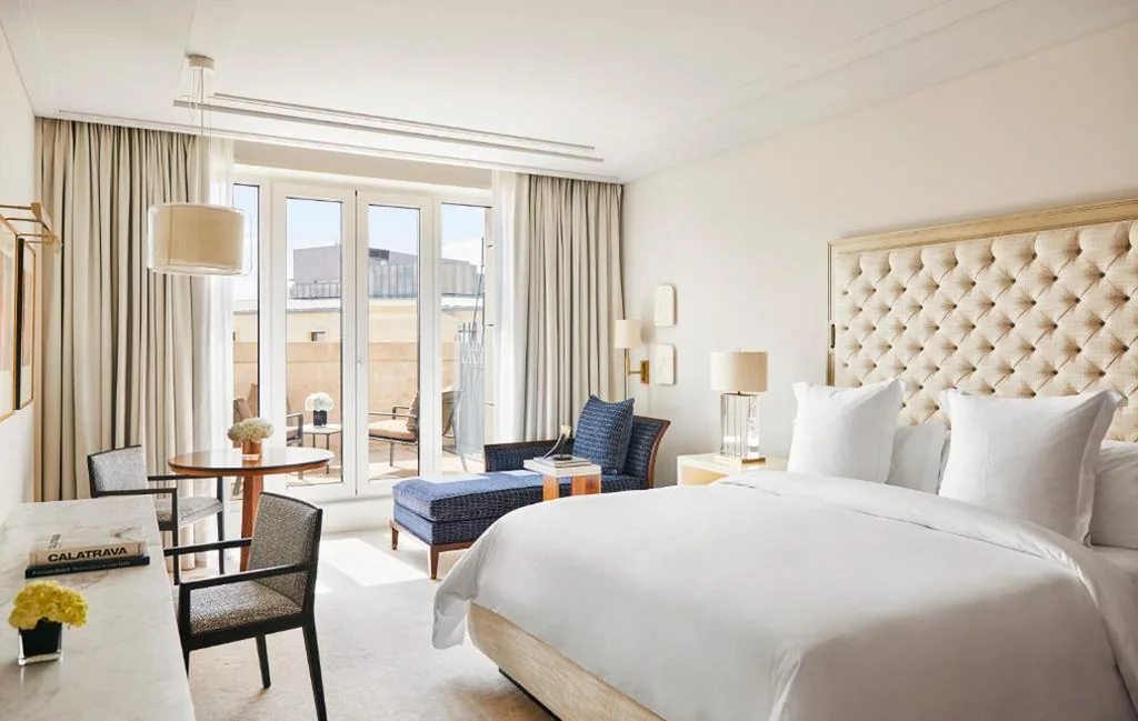Camera Grand Premier con letto extra large e terrazza — Four Seasons Hotel Madrid