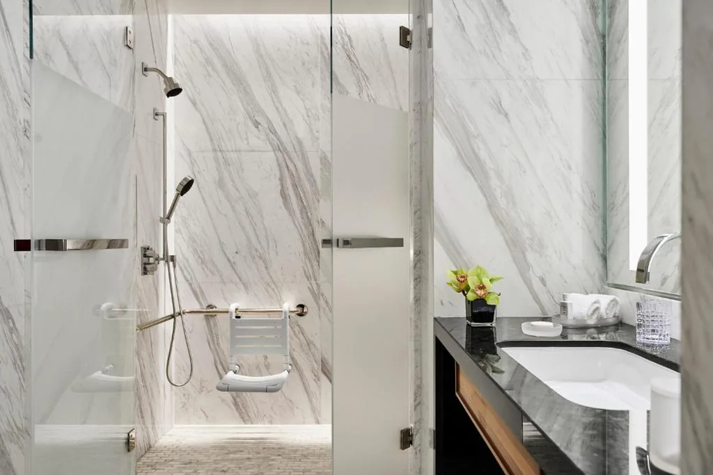 Camera Superior accessibile alle persone con mobilità ridotta con 1 letto extra large — Four Seasons Hotel Madrid